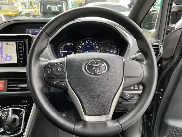 トヨタ ヴォクシー ハイブリッド ZS 煌Ⅲ 東京都 2021(令3)年 5.1万km ブラック ワンオーナー/純正SDナビ/CD/DVD/FM・AM/SD/Bluetooth//フルセグTV/バックカメラ/デジタルインナーミラー/ETC/ドライブレコーダー前後/プリクラッシュセーフティ/レーンキープアシスト/オートマチックハイビーム/コーナーセンサ―/クルーズコントロール/両側パワースライドドア/ハーフレザーシート/シートヒーター/純正アルミホイール/フロアマット/ドアバイザー/保証書/取扱説明書/スペアキー