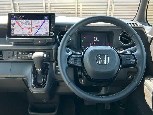ホンダ Ｎ ＢＯＸ カスタム ターボ 千葉県 2024(令6)年 0.4万km プレミアムサンライトホワイトパール 9インチホンダコネクトナビ/フルセグTV/Bluetooth/USB/iPod接続/Apple CarPlay/CD/DVD/SD再生/両側パワースライドドア/クルーズコントロール/前席シートヒーター/ホンダセンシング/横滑り防止装置/レーンキープアシスト/衝突被害軽減システム/先行車検知音/路外逸脱抑制システム/標識認識機能/リアパーキングセンサー/パーキングソナー/ヘッドライトレベライザー/バックカメラ/プッシュスタート/スペアキー×1/スマートキー/LEDヘッドライト/カーテンエアバッグ/純正フロアマット/純正１５インチホイール