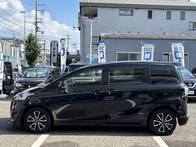 トヨタ シエンタ G 京都府 2016(平28)年 10.2万km ブラックマイカ (株)IDOMが運営する【じしゃロン伏見店】の自社ローン専用車両になりますこちらは現金またはオートローンご利用時の価格です。自社ローンご希望の方は別途その旨お申付け下さい/社外ナビ(AVIC-RW09)/(CD/DVD/Bluetooth/フルセグTV)/バックカメラ/ビルトインETC/TRDフロントエアロ/両側パワースライドドア/社外フロアマット/社外15インチアルミホイール/LEDヘッドライト/フリップダウンモニター/スマートキー/スペアキー1本