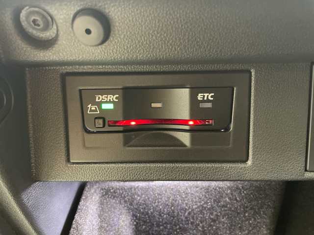 フォルクスワーゲン ゴルフ TSIコンフォートライン 新潟県 2017(平29)年 7.3万km 白 純正メモリナビ/　Bluetooth/CD/DVD/USB/レーダークルーズコントロール/衝突被害軽減ブレーキ/前後ドライブレコーダー/バックモニター/ビルトインETC/アイドリングストップ/横滑り防止装置/オートライト/レザーステアリング