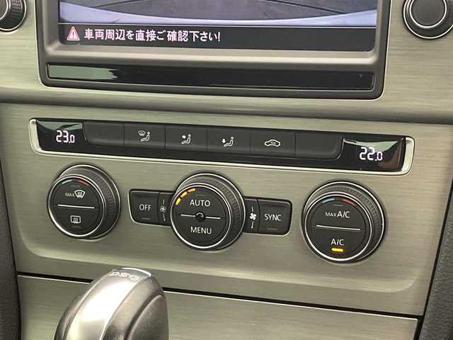 フォルクスワーゲン ゴルフ TSIコンフォートライン 新潟県 2017(平29)年 7.3万km 白 純正メモリナビ/　Bluetooth/CD/DVD/USB/レーダークルーズコントロール/衝突被害軽減ブレーキ/前後ドライブレコーダー/バックモニター/ビルトインETC/アイドリングストップ/横滑り防止装置/オートライト/レザーステアリング
