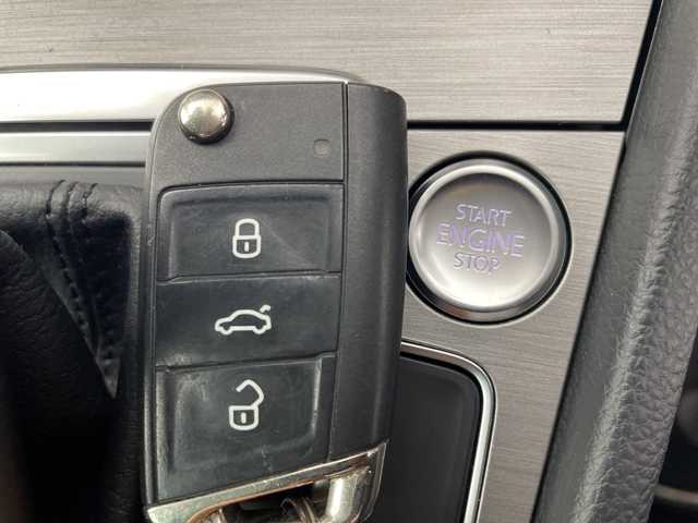 フォルクスワーゲン ゴルフ TSIコンフォートライン 新潟県 2017(平29)年 7.3万km 白 純正メモリナビ/　Bluetooth/CD/DVD/USB/レーダークルーズコントロール/衝突被害軽減ブレーキ/前後ドライブレコーダー/バックモニター/ビルトインETC/アイドリングストップ/横滑り防止装置/オートライト/レザーステアリング