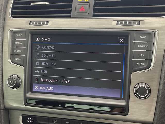 フォルクスワーゲン ゴルフ TSIコンフォートライン 新潟県 2017(平29)年 7.3万km 白 純正メモリナビ/　Bluetooth/CD/DVD/USB/レーダークルーズコントロール/衝突被害軽減ブレーキ/前後ドライブレコーダー/バックモニター/ビルトインETC/アイドリングストップ/横滑り防止装置/オートライト/レザーステアリング