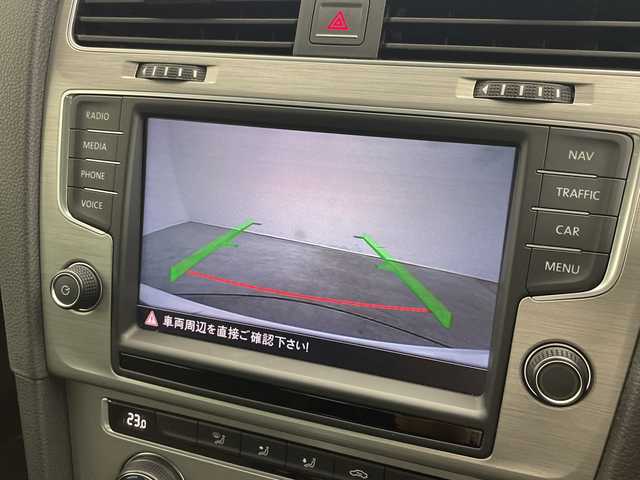 フォルクスワーゲン ゴルフ TSIコンフォートライン 新潟県 2017(平29)年 7.3万km 白 純正メモリナビ/　Bluetooth/CD/DVD/USB/レーダークルーズコントロール/衝突被害軽減ブレーキ/前後ドライブレコーダー/バックモニター/ビルトインETC/アイドリングストップ/横滑り防止装置/オートライト/レザーステアリング