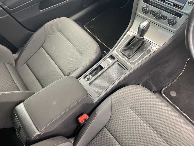 フォルクスワーゲン ゴルフ TSIコンフォートライン 新潟県 2017(平29)年 7.3万km 白 純正メモリナビ/　Bluetooth/CD/DVD/USB/レーダークルーズコントロール/衝突被害軽減ブレーキ/前後ドライブレコーダー/バックモニター/ビルトインETC/アイドリングストップ/横滑り防止装置/オートライト/レザーステアリング