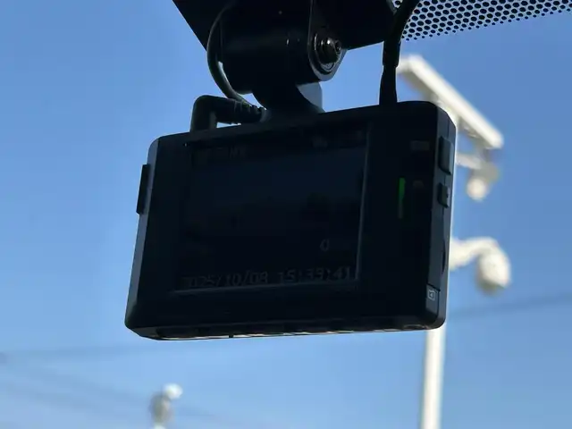 トヨタ プリウス U 愛媛県 2023(令5)年 2.1万km グレー 4WD/寒冷地仕様/純正8型ナビ/フルセグTV/パノラミックビューモニター/ビルトインETC2.0/純正ドライブレコーダー/レーダークルーズコントロール/クリアランスソナー/セーフティセンス/・衝突被害軽減ブレーキ/・車線逸脱防止支援システム/・ドライバー異常時対応システム/・オートマチックハイビーム/緊急時操舵支援/ブラインドスポットモニター/レーンチェンジアシスト/パーキングサポートブレーキ/LEDヘッドランプ/合皮巻きステアリング/ステアリングヒーター/上級ファブリックスポーティシート/前席シートヒーター/スマートキー/プッシュエンジンスタート/禁煙車