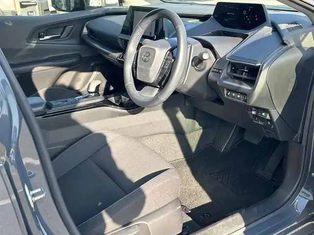 トヨタ プリウス U 愛媛県 2023(令5)年 2.1万km グレー 4WD/寒冷地仕様/純正8型ナビ/フルセグTV/パノラミックビューモニター/ビルトインETC2.0/純正ドライブレコーダー/レーダークルーズコントロール/クリアランスソナー/セーフティセンス/・衝突被害軽減ブレーキ/・車線逸脱防止支援システム/・ドライバー異常時対応システム/・オートマチックハイビーム/緊急時操舵支援/ブラインドスポットモニター/レーンチェンジアシスト/パーキングサポートブレーキ/LEDヘッドランプ/合皮巻きステアリング/ステアリングヒーター/上級ファブリックスポーティシート/前席シートヒーター/スマートキー/プッシュエンジンスタート/禁煙車