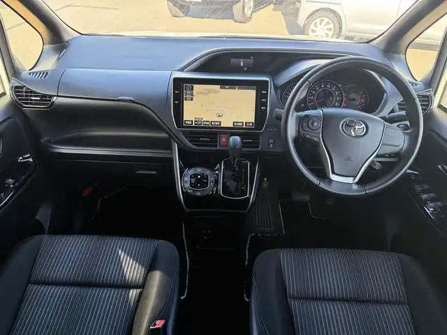 トヨタ ヴォクシー ZS 煌 京都府 2018(平30)年 6.4万km ホワイトパールクリスタルシャイン  セーフティセンスC/ 両側パワースライドドア/ 純正10インチTコネクトSDナビ/・　バックカメラ/・　フルセグTV/CD/DVD/BTオーディオ/ 純正12.1インチフリップダウンモニター/ ビルトインETC/ ステアリモコン/ クルーズコントロール/ LEDヘッドランプ/ フォグライト/ 純正16インチアルミホイール/ 純正フロアマット/ ドアバイザー/ スマートキー/ リヤサイドサンシェード/ 新車時保証書/ 車両取説