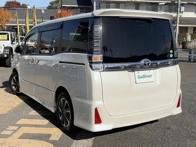 トヨタ ヴォクシー ZS 煌 京都府 2018(平30)年 6.4万km ホワイトパールクリスタルシャイン  セーフティセンスC/ 両側パワースライドドア/ 純正10インチTコネクトSDナビ/・　バックカメラ/・　フルセグTV/CD/DVD/BTオーディオ/ 純正12.1インチフリップダウンモニター/ ビルトインETC/ ステアリモコン/ クルーズコントロール/ LEDヘッドランプ/ フォグライト/ 純正16インチアルミホイール/ 純正フロアマット/ ドアバイザー/ スマートキー/ リヤサイドサンシェード/ 新車時保証書/ 車両取説