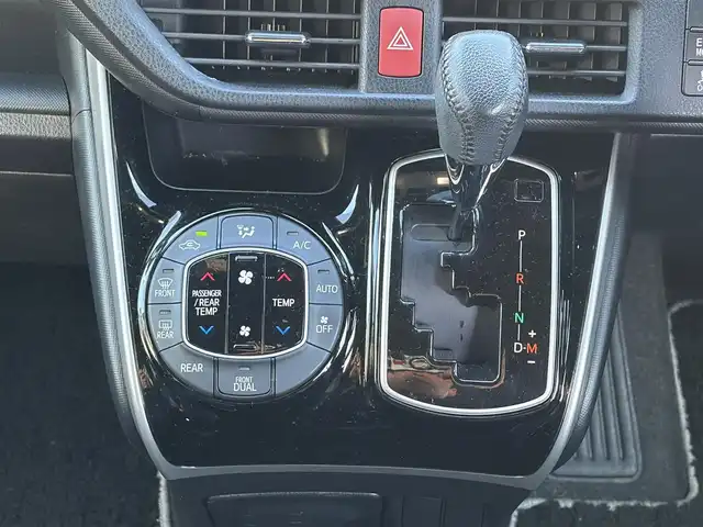 トヨタ ヴォクシー ZS 煌 京都府 2018(平30)年 6.4万km ホワイトパールクリスタルシャイン  セーフティセンスC/ 両側パワースライドドア/ 純正10インチTコネクトSDナビ/・　バックカメラ/・　フルセグTV/CD/DVD/BTオーディオ/ 純正12.1インチフリップダウンモニター/ ビルトインETC/ ステアリモコン/ クルーズコントロール/ LEDヘッドランプ/ フォグライト/ 純正16インチアルミホイール/ 純正フロアマット/ ドアバイザー/ スマートキー/ リヤサイドサンシェード/ 新車時保証書/ 車両取説