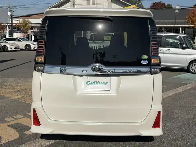 トヨタ ヴォクシー ZS 煌 京都府 2018(平30)年 6.4万km ホワイトパールクリスタルシャイン  セーフティセンスC/ 両側パワースライドドア/ 純正10インチTコネクトSDナビ/・　バックカメラ/・　フルセグTV/CD/DVD/BTオーディオ/ 純正12.1インチフリップダウンモニター/ ビルトインETC/ ステアリモコン/ クルーズコントロール/ LEDヘッドランプ/ フォグライト/ 純正16インチアルミホイール/ 純正フロアマット/ ドアバイザー/ スマートキー/ リヤサイドサンシェード/ 新車時保証書/ 車両取説