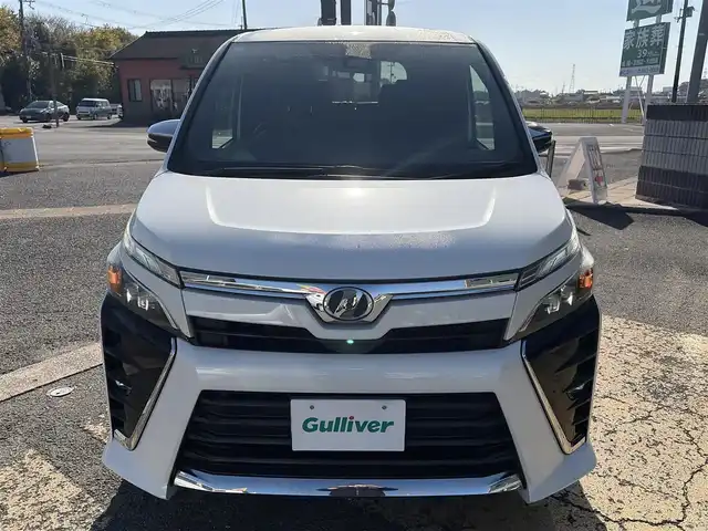 トヨタ ヴォクシー ZS 煌 京都府 2018(平30)年 6.4万km ホワイトパールクリスタルシャイン  セーフティセンスC/ 両側パワースライドドア/ 純正10インチTコネクトSDナビ/・　バックカメラ/・　フルセグTV/CD/DVD/BTオーディオ/ 純正12.1インチフリップダウンモニター/ ビルトインETC/ ステアリモコン/ クルーズコントロール/ LEDヘッドランプ/ フォグライト/ 純正16インチアルミホイール/ 純正フロアマット/ ドアバイザー/ スマートキー/ リヤサイドサンシェード/ 新車時保証書/ 車両取説