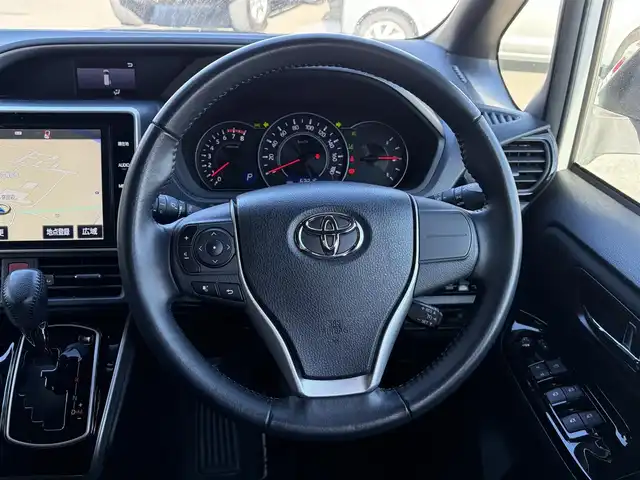 トヨタ ヴォクシー ZS 煌 京都府 2018(平30)年 6.4万km ホワイトパールクリスタルシャイン  セーフティセンスC/ 両側パワースライドドア/ 純正10インチTコネクトSDナビ/・　バックカメラ/・　フルセグTV/CD/DVD/BTオーディオ/ 純正12.1インチフリップダウンモニター/ ビルトインETC/ ステアリモコン/ クルーズコントロール/ LEDヘッドランプ/ フォグライト/ 純正16インチアルミホイール/ 純正フロアマット/ ドアバイザー/ スマートキー/ リヤサイドサンシェード/ 新車時保証書/ 車両取説