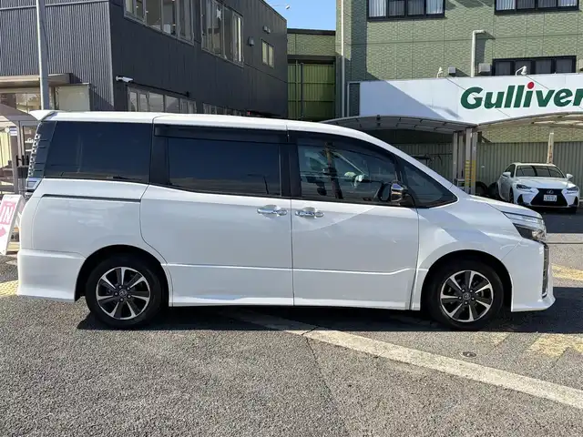 トヨタ ヴォクシー ZS 煌 京都府 2018(平30)年 6.4万km ホワイトパールクリスタルシャイン  セーフティセンスC/ 両側パワースライドドア/ 純正10インチTコネクトSDナビ/・　バックカメラ/・　フルセグTV/CD/DVD/BTオーディオ/ 純正12.1インチフリップダウンモニター/ ビルトインETC/ ステアリモコン/ クルーズコントロール/ LEDヘッドランプ/ フォグライト/ 純正16インチアルミホイール/ 純正フロアマット/ ドアバイザー/ スマートキー/ リヤサイドサンシェード/ 新車時保証書/ 車両取説