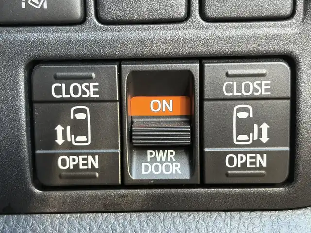 トヨタ ヴォクシー ZS 煌 京都府 2018(平30)年 6.4万km ホワイトパールクリスタルシャイン  セーフティセンスC/ 両側パワースライドドア/ 純正10インチTコネクトSDナビ/・　バックカメラ/・　フルセグTV/CD/DVD/BTオーディオ/ 純正12.1インチフリップダウンモニター/ ビルトインETC/ ステアリモコン/ クルーズコントロール/ LEDヘッドランプ/ フォグライト/ 純正16インチアルミホイール/ 純正フロアマット/ ドアバイザー/ スマートキー/ リヤサイドサンシェード/ 新車時保証書/ 車両取説