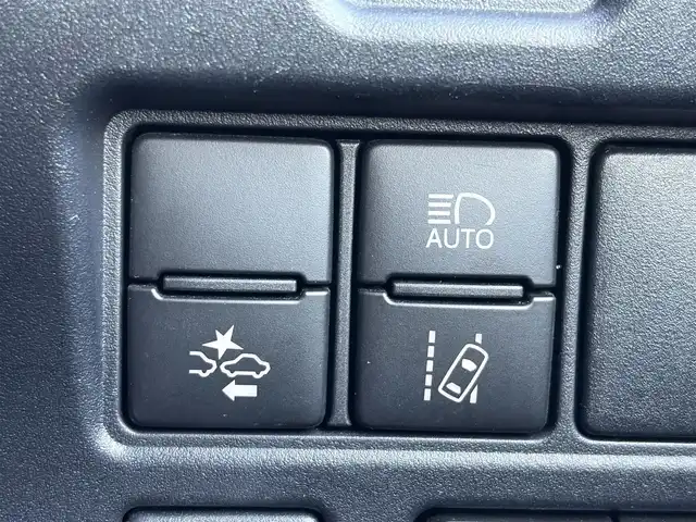 トヨタ ヴォクシー ZS 煌 京都府 2018(平30)年 6.4万km ホワイトパールクリスタルシャイン  セーフティセンスC/ 両側パワースライドドア/ 純正10インチTコネクトSDナビ/・　バックカメラ/・　フルセグTV/CD/DVD/BTオーディオ/ 純正12.1インチフリップダウンモニター/ ビルトインETC/ ステアリモコン/ クルーズコントロール/ LEDヘッドランプ/ フォグライト/ 純正16インチアルミホイール/ 純正フロアマット/ ドアバイザー/ スマートキー/ リヤサイドサンシェード/ 新車時保証書/ 車両取説