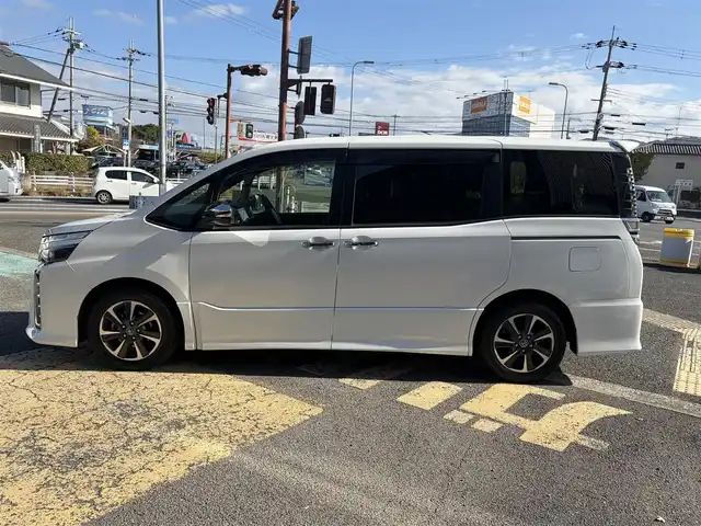 トヨタ ヴォクシー ZS 煌 京都府 2018(平30)年 6.4万km ホワイトパールクリスタルシャイン  セーフティセンスC/ 両側パワースライドドア/ 純正10インチTコネクトSDナビ/・　バックカメラ/・　フルセグTV/CD/DVD/BTオーディオ/ 純正12.1インチフリップダウンモニター/ ビルトインETC/ ステアリモコン/ クルーズコントロール/ LEDヘッドランプ/ フォグライト/ 純正16インチアルミホイール/ 純正フロアマット/ ドアバイザー/ スマートキー/ リヤサイドサンシェード/ 新車時保証書/ 車両取説