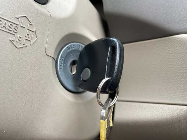 スズキ アルト F 富山県 2011(平23)年 10.6万km マルーンブラウンパール 社外メモリナビ/【CD/FM/AM/AUX/ワンセグTV】/バックカメラ/純正フロアマット/社外13インチアルミホイール/ハロゲンヘッドライト/保証書・記録簿/取扱説明書/リモコンキー×１