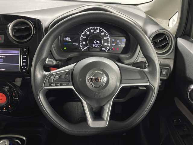 日産 ノート e－パワー X 広島県 2017(平29)年 3.5万km ダークメタルグレー ｓｔｒａｄａナビ/アラウンドビューモニター/インテリジェントルームミラー/フルセグ/ＥＴＣ/エマージェンシーブレーキ/前後コーナーセンサー/レーンキープアシスト/踏み間違い防止/ＤＶＤ/スマートキー/純正14インチホイールキャップ(185/70/R14)/エアバッグ(運転席/助手席)