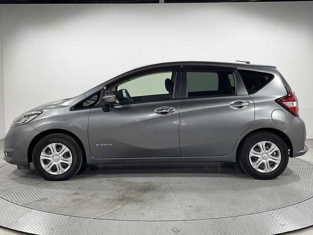 日産 ノート e－パワー X 広島県 2017(平29)年 3.5万km ダークメタルグレー ｓｔｒａｄａナビ/アラウンドビューモニター/インテリジェントルームミラー/フルセグ/ＥＴＣ/エマージェンシーブレーキ/前後コーナーセンサー/レーンキープアシスト/踏み間違い防止/ＤＶＤ/スマートキー/純正14インチホイールキャップ(185/70/R14)/エアバッグ(運転席/助手席)