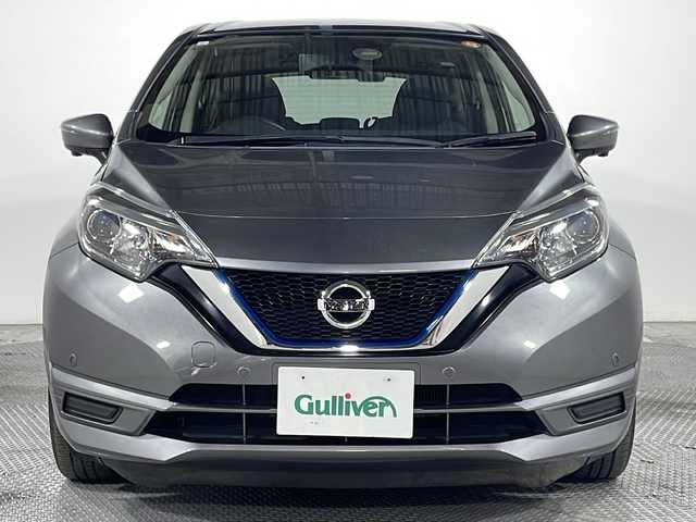 日産 ノート e－パワー X 広島県 2017(平29)年 3.5万km ダークメタルグレー ｓｔｒａｄａナビ/アラウンドビューモニター/インテリジェントルームミラー/フルセグ/ＥＴＣ/エマージェンシーブレーキ/前後コーナーセンサー/レーンキープアシスト/踏み間違い防止/ＤＶＤ/スマートキー/純正14インチホイールキャップ(185/70/R14)/エアバッグ(運転席/助手席)