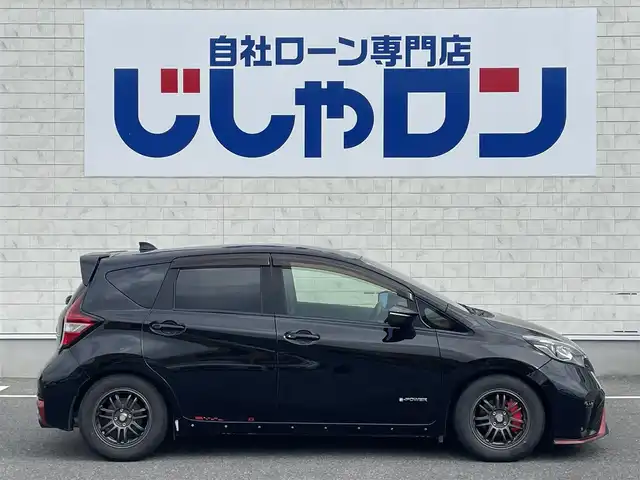 日産 ノート e－パワー ニスモ 佐賀県 2017(平29)年 6.3万km スーパーブラック 株)IDOMが運営する【じしゃロン佐賀店】の自社ローン専用車両になります。/こちらは現金またはオートローンご利用時の価格です。自社ローンご希望の方は別途その旨お申付け下さい/禁煙車/NISMO専用チューニングRECARO製スポーツシート/社外マフラー/純正エアロ/LEDヘッドライト/バックカメラ/Fフォグ/前方ドライブレコーダー/純正7インチSDナビ（CD/DVD/BT/USB/AUX/iPod）/フルセグテレビ/ETC/衝突被害軽減システム/レーンキープアシスト/横滑り防止装置/盗難防止装置/アイドリングストップ/ダブルエアバッグ/純正フロアマット/スマートキー