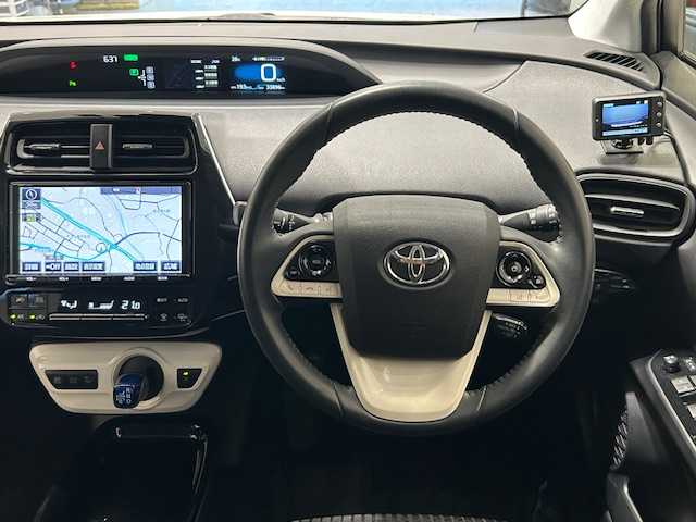 トヨタ プリウス Sセーフティプラス 岩手県 2017(平29)年 3.4万km ホワイトパールクリスタルシャイン ４WD/トヨタセーフティセンスP/・プリクラッシュセーフティ/・レーンディパーチャーアラート/・オートマチックハイビーム/・レーダークルーズコントロール/純正9インチ大画面ナビ/・型番：NSZT-Y66T/・フルセグTV/Bluetooth/CD/DVD/・バックカメラ/・ETC/・純正ドライブレコーダー/クリアランスソナー/パーキングアシスト/アイドリングストップ/革巻きステアリング/・ステアリングリモコン/プッシュスタート/・スマートキー/LEDヘッドライト/・オートライト/・フォグライト/電動格納ミラー/純正15インチAW/純正フロアマット