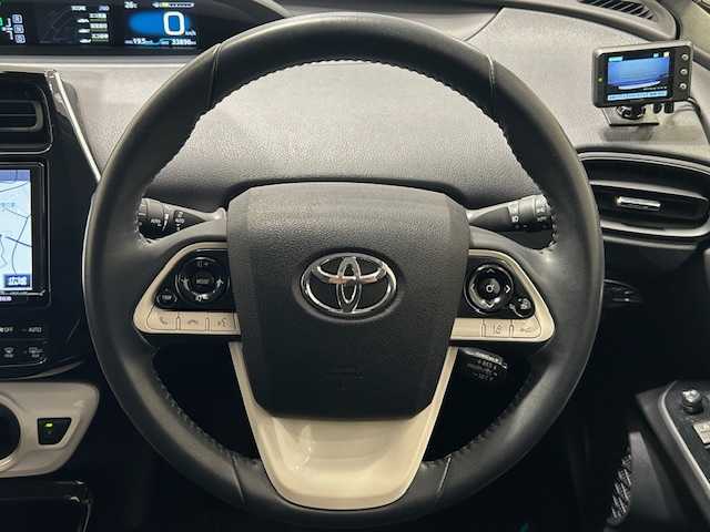 トヨタ プリウス Sセーフティプラス 岩手県 2017(平29)年 3.4万km ホワイトパールクリスタルシャイン ４WD/トヨタセーフティセンスP/・プリクラッシュセーフティ/・レーンディパーチャーアラート/・オートマチックハイビーム/・レーダークルーズコントロール/純正9インチ大画面ナビ/・型番：NSZT-Y66T/・フルセグTV/Bluetooth/CD/DVD/・バックカメラ/・ETC/・純正ドライブレコーダー/クリアランスソナー/パーキングアシスト/アイドリングストップ/革巻きステアリング/・ステアリングリモコン/プッシュスタート/・スマートキー/LEDヘッドライト/・オートライト/・フォグライト/電動格納ミラー/純正15インチAW/純正フロアマット