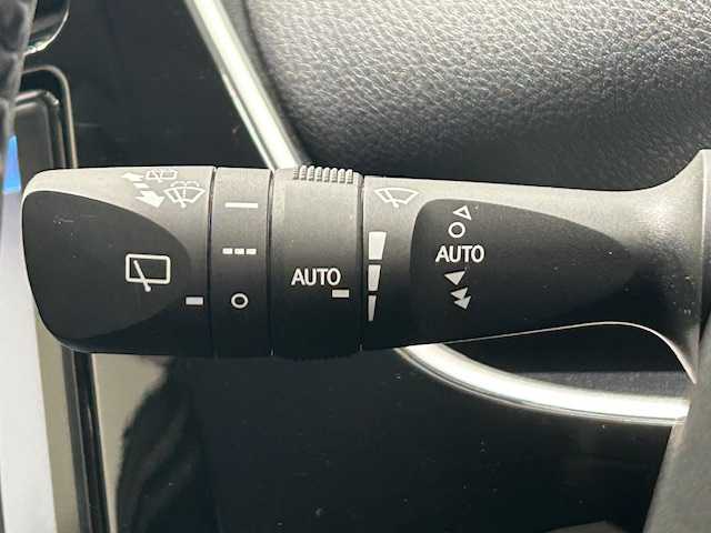 トヨタ プリウス Sセーフティプラス 岩手県 2017(平29)年 3.4万km ホワイトパールクリスタルシャイン ４WD/トヨタセーフティセンスP/・プリクラッシュセーフティ/・レーンディパーチャーアラート/・オートマチックハイビーム/・レーダークルーズコントロール/純正9インチ大画面ナビ/・型番：NSZT-Y66T/・フルセグTV/Bluetooth/CD/DVD/・バックカメラ/・ETC/・純正ドライブレコーダー/クリアランスソナー/パーキングアシスト/アイドリングストップ/革巻きステアリング/・ステアリングリモコン/プッシュスタート/・スマートキー/LEDヘッドライト/・オートライト/・フォグライト/電動格納ミラー/純正15インチAW/純正フロアマット