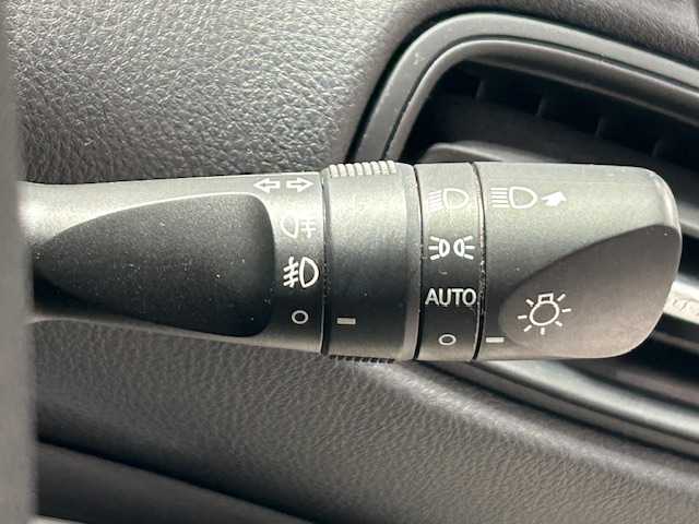 トヨタ プリウス Sセーフティプラス 岩手県 2017(平29)年 3.4万km ホワイトパールクリスタルシャイン ４WD/トヨタセーフティセンスP/・プリクラッシュセーフティ/・レーンディパーチャーアラート/・オートマチックハイビーム/・レーダークルーズコントロール/純正9インチ大画面ナビ/・型番：NSZT-Y66T/・フルセグTV/Bluetooth/CD/DVD/・バックカメラ/・ETC/・純正ドライブレコーダー/クリアランスソナー/パーキングアシスト/アイドリングストップ/革巻きステアリング/・ステアリングリモコン/プッシュスタート/・スマートキー/LEDヘッドライト/・オートライト/・フォグライト/電動格納ミラー/純正15インチAW/純正フロアマット