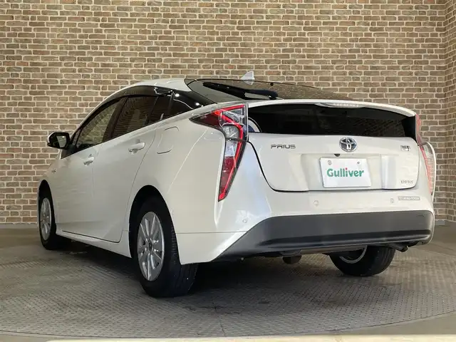 トヨタ プリウス Sセーフティプラス 岩手県 2017(平29)年 3.4万km ホワイトパールクリスタルシャイン ４WD/トヨタセーフティセンスP/・プリクラッシュセーフティ/・レーンディパーチャーアラート/・オートマチックハイビーム/・レーダークルーズコントロール/純正9インチ大画面ナビ/・型番：NSZT-Y66T/・フルセグTV/Bluetooth/CD/DVD/・バックカメラ/・ETC/・純正ドライブレコーダー/クリアランスソナー/パーキングアシスト/アイドリングストップ/革巻きステアリング/・ステアリングリモコン/プッシュスタート/・スマートキー/LEDヘッドライト/・オートライト/・フォグライト/電動格納ミラー/純正15インチAW/純正フロアマット