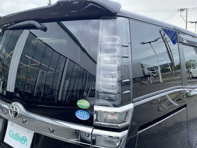トヨタ ヴォクシー ZS 煌Ⅱ 新潟県 2019(平31)年 8.9万km イナズマスパーキングブラックガラスフレーク アルパイン製9インチメモリナビ/（DTV/DVD/Bluetooth）/アルパイン製フリップダウンモニター/衝突軽減/コーナーセンサー/パーキングサポートブレーキ/先行車発進検知/レーンキープアシスト/クルーズコントロール/ビルドインETC/ドライブレコーダー/両側パワースライドドア/ロールアップサンシェード/USB給電/LEDヘッドライト/フォグランプ/オートハイビーム/ウィンカーミラー/電格ミラー/ドアバイザー/スペアキー×１