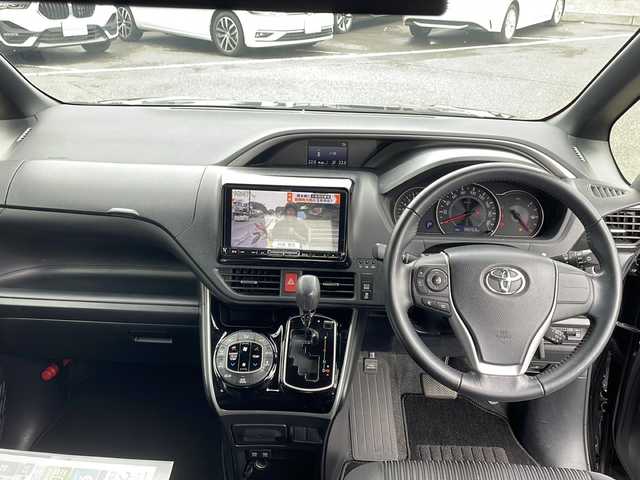 トヨタ ヴォクシー ZS 煌Ⅱ 新潟県 2019(平31)年 8.9万km イナズマスパーキングブラックガラスフレーク アルパイン製9インチメモリナビ/（DTV/DVD/Bluetooth）/アルパイン製フリップダウンモニター/衝突軽減/コーナーセンサー/パーキングサポートブレーキ/先行車発進検知/レーンキープアシスト/クルーズコントロール/ビルドインETC/ドライブレコーダー/両側パワースライドドア/ロールアップサンシェード/USB給電/LEDヘッドライト/フォグランプ/オートハイビーム/ウィンカーミラー/電格ミラー/ドアバイザー/スペアキー×１