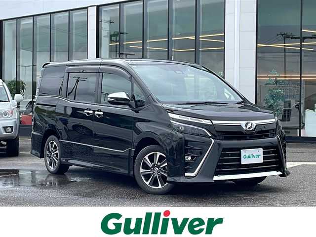 トヨタ ヴォクシー ZS 煌Ⅱ 新潟県 2019(平31)年 8.9万km イナズマスパーキングブラックガラスフレーク アルパイン製9インチメモリナビ/（DTV/DVD/Bluetooth）/アルパイン製フリップダウンモニター/衝突軽減/コーナーセンサー/パーキングサポートブレーキ/先行車発進検知/レーンキープアシスト/クルーズコントロール/ビルドインETC/ドライブレコーダー/両側パワースライドドア/ロールアップサンシェード/USB給電/LEDヘッドライト/フォグランプ/オートハイビーム/ウィンカーミラー/電格ミラー/ドアバイザー/スペアキー×１