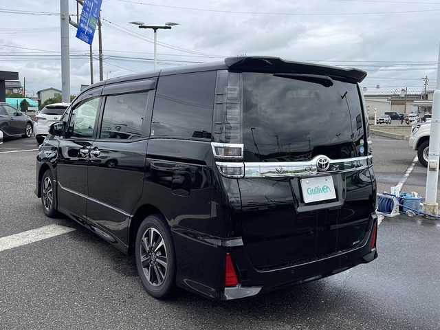トヨタ ヴォクシー ZS 煌Ⅱ 新潟県 2019(平31)年 8.9万km イナズマスパーキングブラックガラスフレーク アルパイン製9インチメモリナビ/（DTV/DVD/Bluetooth）/アルパイン製フリップダウンモニター/衝突軽減/コーナーセンサー/パーキングサポートブレーキ/先行車発進検知/レーンキープアシスト/クルーズコントロール/ビルドインETC/ドライブレコーダー/両側パワースライドドア/ロールアップサンシェード/USB給電/LEDヘッドライト/フォグランプ/オートハイビーム/ウィンカーミラー/電格ミラー/ドアバイザー/スペアキー×１