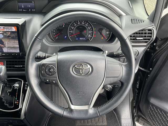 トヨタ ヴォクシー ZS 煌Ⅱ 新潟県 2019(平31)年 8.9万km イナズマスパーキングブラックガラスフレーク アルパイン製9インチメモリナビ/（DTV/DVD/Bluetooth）/アルパイン製フリップダウンモニター/衝突軽減/コーナーセンサー/パーキングサポートブレーキ/先行車発進検知/レーンキープアシスト/クルーズコントロール/ビルドインETC/ドライブレコーダー/両側パワースライドドア/ロールアップサンシェード/USB給電/LEDヘッドライト/フォグランプ/オートハイビーム/ウィンカーミラー/電格ミラー/ドアバイザー/スペアキー×１