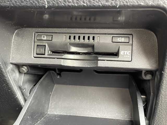 トヨタ ヴォクシー ZS 煌Ⅱ 新潟県 2019(平31)年 8.9万km イナズマスパーキングブラックガラスフレーク アルパイン製9インチメモリナビ/（DTV/DVD/Bluetooth）/アルパイン製フリップダウンモニター/衝突軽減/コーナーセンサー/パーキングサポートブレーキ/先行車発進検知/レーンキープアシスト/クルーズコントロール/ビルドインETC/ドライブレコーダー/両側パワースライドドア/ロールアップサンシェード/USB給電/LEDヘッドライト/フォグランプ/オートハイビーム/ウィンカーミラー/電格ミラー/ドアバイザー/スペアキー×１