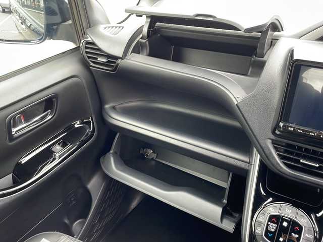 トヨタ ヴォクシー ZS 煌Ⅱ 新潟県 2019(平31)年 8.9万km イナズマスパーキングブラックガラスフレーク アルパイン製9インチメモリナビ/（DTV/DVD/Bluetooth）/アルパイン製フリップダウンモニター/衝突軽減/コーナーセンサー/パーキングサポートブレーキ/先行車発進検知/レーンキープアシスト/クルーズコントロール/ビルドインETC/ドライブレコーダー/両側パワースライドドア/ロールアップサンシェード/USB給電/LEDヘッドライト/フォグランプ/オートハイビーム/ウィンカーミラー/電格ミラー/ドアバイザー/スペアキー×１