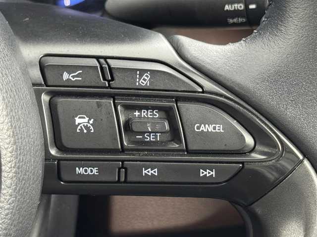 トヨタ ヤリスクロス ハイブリッド Z 千葉県 2021(令3)年 6.1万km ブラックマイカ/センシュアルレッドマイカ 純正DA／フルセグＴＶ　/バックカメラ　/ＥＴＣ　/レーダークルーズコントロール　/コーナーセンサー　/衝突軽減ブレーキ　/レーンキープ　/ＰＫＳＢ　/ハーフレザー　/シートヒーター　/パワーシート　/純正１８インチＡＷ