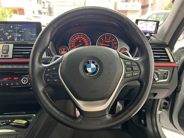 ＢＭＷ ３２８ｉ スポーツ 兵庫県 2012(平24)年 12.1万km シルバー 純正ナビ/バックカメラ/Pセンサー/DTV/パワーシート/ACC/オートライト/コンフォートアクセス/取締レーダー/ETC/社外サス/社外グリル/社外ミラーカバー/社外フロントリップ/社外トランクスポイラー/社外マフラーカッター