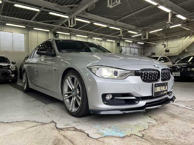ＢＭＷ ３２８ｉ スポーツ 兵庫県 2012(平24)年 12.1万km シルバー 純正ナビ/バックカメラ/Pセンサー/DTV/パワーシート/ACC/オートライト/コンフォートアクセス/取締レーダー/ETC/社外サス/社外グリル/社外ミラーカバー/社外フロントリップ/社外トランクスポイラー/社外マフラーカッター
