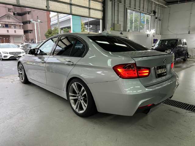 ＢＭＷ ３２８ｉ スポーツ 兵庫県 2012(平24)年 12.1万km シルバー 純正ナビ/バックカメラ/Pセンサー/DTV/パワーシート/ACC/オートライト/コンフォートアクセス/取締レーダー/ETC/社外サス/社外グリル/社外ミラーカバー/社外フロントリップ/社外トランクスポイラー/社外マフラーカッター