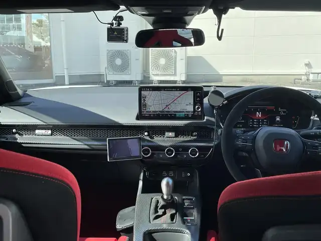 ホンダ シビック タイプR 三重県 2024(令6)年 2.3万km チャンピオンシップホワイト 登録時走行距離　２２６３５ｋｍ/ワンオーナー/禁煙車/純正オプションナビ/AM/FM/Bluetooth/TV（フルセグ）/スマートフォン連携/ドライブレコーダー（前後）/盗難防止（社外）/左サイドモニター/ビルトインETC2.0/ステアリングスイッチ/ワイヤレス充電（社外）/USB充電/バックカメラ/電動パーキング/ブレークホールド/レーダークルコン/衝突軽減システム/安全支援情報スイッチ/横滑り防止システム/レーンキープアシスト/ブラインドスポットインフォメーション/踏み間違い衝突軽減システム/コーナーセンサー/AUTOワイパー/AUTOライト/AUTOハイビーム/AUTOエアコン/電格ミラー/ドアバイザー（無限）/純正アルミ