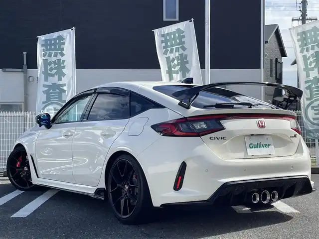 ホンダ シビック タイプR 三重県 2024(令6)年 2.3万km チャンピオンシップホワイト 登録時走行距離　２２６３５ｋｍ/ワンオーナー/禁煙車/純正オプションナビ/AM/FM/Bluetooth/TV（フルセグ）/スマートフォン連携/ドライブレコーダー（前後）/盗難防止（社外）/左サイドモニター/ビルトインETC2.0/ステアリングスイッチ/ワイヤレス充電（社外）/USB充電/バックカメラ/電動パーキング/ブレークホールド/レーダークルコン/衝突軽減システム/安全支援情報スイッチ/横滑り防止システム/レーンキープアシスト/ブラインドスポットインフォメーション/踏み間違い衝突軽減システム/コーナーセンサー/AUTOワイパー/AUTOライト/AUTOハイビーム/AUTOエアコン/電格ミラー/ドアバイザー（無限）/純正アルミ