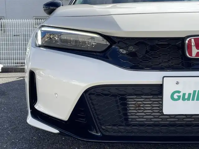 ホンダ シビック タイプR 三重県 2024(令6)年 2.3万km チャンピオンシップホワイト 登録時走行距離　２２６３５ｋｍ/ワンオーナー/禁煙車/純正オプションナビ/AM/FM/Bluetooth/TV（フルセグ）/スマートフォン連携/ドライブレコーダー（前後）/盗難防止（社外）/左サイドモニター/ビルトインETC2.0/ステアリングスイッチ/ワイヤレス充電（社外）/USB充電/バックカメラ/電動パーキング/ブレークホールド/レーダークルコン/衝突軽減システム/安全支援情報スイッチ/横滑り防止システム/レーンキープアシスト/ブラインドスポットインフォメーション/踏み間違い衝突軽減システム/コーナーセンサー/AUTOワイパー/AUTOライト/AUTOハイビーム/AUTOエアコン/電格ミラー/ドアバイザー（無限）/純正アルミ