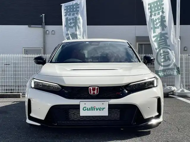 ホンダ シビック タイプR 三重県 2024(令6)年 2.3万km チャンピオンシップホワイト 登録時走行距離　２２６３５ｋｍ/ワンオーナー/禁煙車/純正オプションナビ/AM/FM/Bluetooth/TV（フルセグ）/スマートフォン連携/ドライブレコーダー（前後）/盗難防止（社外）/左サイドモニター/ビルトインETC2.0/ステアリングスイッチ/ワイヤレス充電（社外）/USB充電/バックカメラ/電動パーキング/ブレークホールド/レーダークルコン/衝突軽減システム/安全支援情報スイッチ/横滑り防止システム/レーンキープアシスト/ブラインドスポットインフォメーション/踏み間違い衝突軽減システム/コーナーセンサー/AUTOワイパー/AUTOライト/AUTOハイビーム/AUTOエアコン/電格ミラー/ドアバイザー（無限）/純正アルミ
