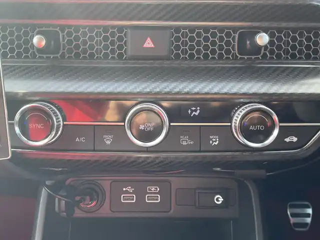 ホンダ シビック タイプR 三重県 2024(令6)年 2.3万km チャンピオンシップホワイト 登録時走行距離　２２６３５ｋｍ/ワンオーナー/禁煙車/純正オプションナビ/AM/FM/Bluetooth/TV（フルセグ）/スマートフォン連携/ドライブレコーダー（前後）/盗難防止（社外）/左サイドモニター/ビルトインETC2.0/ステアリングスイッチ/ワイヤレス充電（社外）/USB充電/バックカメラ/電動パーキング/ブレークホールド/レーダークルコン/衝突軽減システム/安全支援情報スイッチ/横滑り防止システム/レーンキープアシスト/ブラインドスポットインフォメーション/踏み間違い衝突軽減システム/コーナーセンサー/AUTOワイパー/AUTOライト/AUTOハイビーム/AUTOエアコン/電格ミラー/ドアバイザー（無限）/純正アルミ