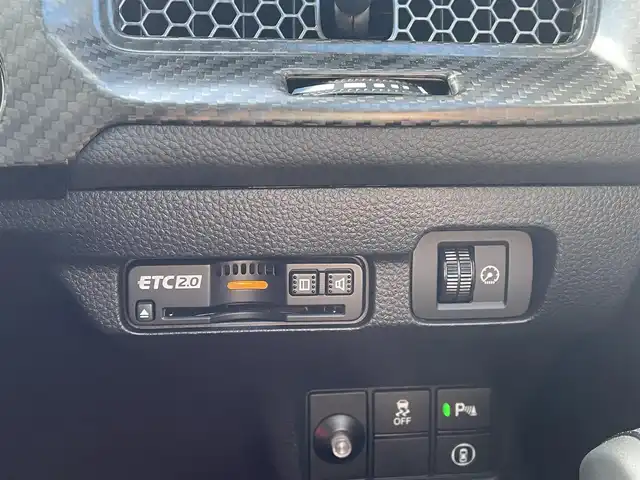 ホンダ シビック タイプR 三重県 2024(令6)年 2.3万km チャンピオンシップホワイト 登録時走行距離　２２６３５ｋｍ/ワンオーナー/禁煙車/純正オプションナビ/AM/FM/Bluetooth/TV（フルセグ）/スマートフォン連携/ドライブレコーダー（前後）/盗難防止（社外）/左サイドモニター/ビルトインETC2.0/ステアリングスイッチ/ワイヤレス充電（社外）/USB充電/バックカメラ/電動パーキング/ブレークホールド/レーダークルコン/衝突軽減システム/安全支援情報スイッチ/横滑り防止システム/レーンキープアシスト/ブラインドスポットインフォメーション/踏み間違い衝突軽減システム/コーナーセンサー/AUTOワイパー/AUTOライト/AUTOハイビーム/AUTOエアコン/電格ミラー/ドアバイザー（無限）/純正アルミ