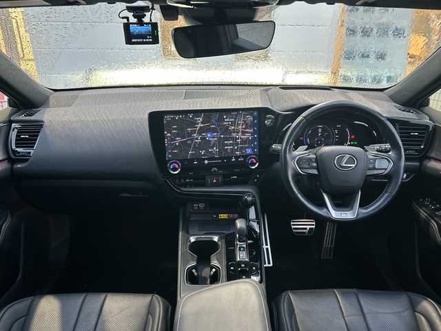 レクサス ＮＸ 350h Fスポーツ 愛知県 2023(令5)年 3.7万km グラファイトブラックガラスフレーク ・禁煙車/ワンオーナー/・ムーンルーフ（チルト&スライド）/・純正14インチディスプレイオーディオ（コネクティッドナビ）プラス/・フルセグTV/Bluetooth/USB/・バックカメラ/パノラミックビューモニター/・ビルトインETC2.0/・置くだけ充電/・ヘッドアップディスプレイ/・前後ドライブレコーダー（TZ-DR210）/・レクサスセーフティシステムプラス/・PCS/LTA/LCA/LDA/・ブラインドスポットモニター/・フロント・リヤクロストラフィックアラート/・アダプティブハイビームシステム/・クリアランスソナー/・レクサスチームメイト/・アドバンスドパーク（リモート機能付き）/・パーキングサポートブレーキ/・黒本革シート/・前席パワーシート/・前席シートヒーター・シートベンチレーション/・ステアリングヒーター/・パドルシフト/・電動パーキング/ブレーキホールド/・パワーバックドア/・LEDオートライト/・電動格納ミラーウィンカー/・純正20インチアルミホイール/・純正フロアマット/・スマートキー×2カードキー×1/・取扱説明書/新車保証書