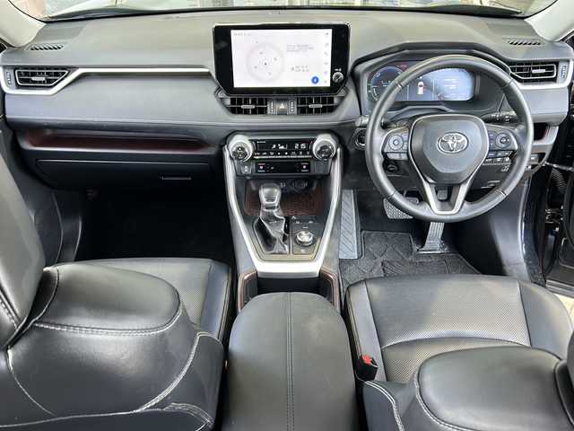 トヨタ ＲＡＶ４ ハイブリッドG 静岡県 2023(令5)年 3.5万km アティチュードブラックマイカ 【安全装備】/トヨタセーフティセンス/プリクラッシュセーフティ/（ミリ波レーダー・単眼カメラ・昼自転車運転者＆夜間歩行者検知機能付）/（対車両：自車車速域約10km/hから最高速度：最大約40km/h減速可）/（対歩行者：自車車速域約10km/hから80km/h間：最大約30km/h減速可）/レーダークルーズコントロール（全車速追従機能付/ブレーキ制御付）/レーントレーシングアシスト（LTA）（作動車速：50km/h以上時）/（ステアリング操作支援）/ロードサインアシスト（RSA）（道路標識認識支援）/アダプティブハイビーム/【主要装備】/・純正１０．５インチディスプレイオーディオ　/・パノラミックビューモニター　/・ステアリングヒーター　/・パワーバックドア　/・デジタルインナーミラー　/・純正１８インチアルミホイール　/・ＥＴＣ